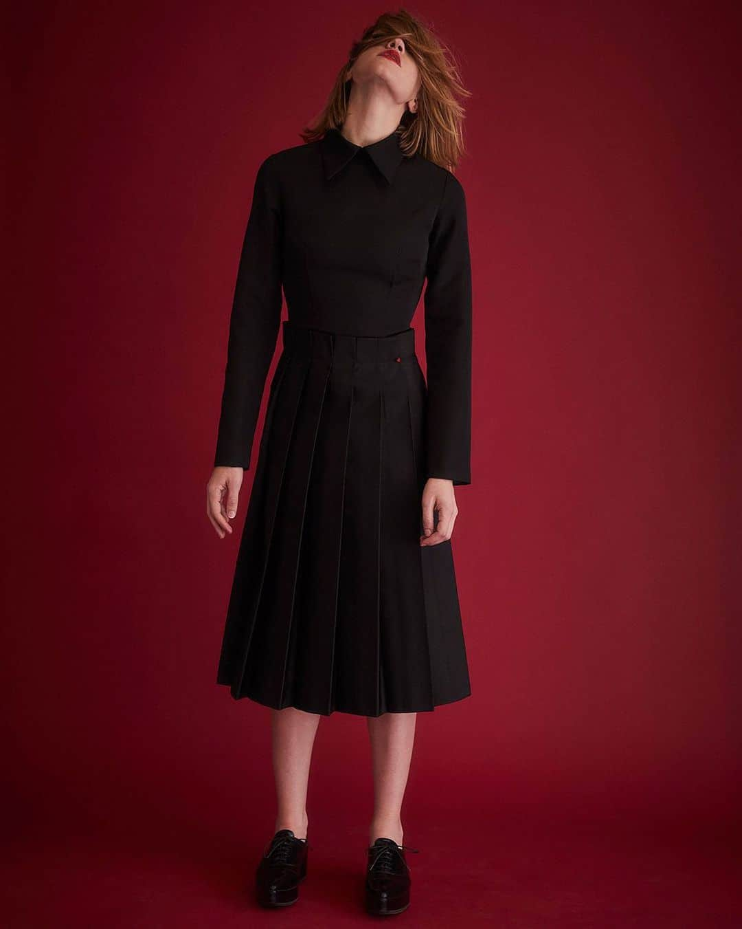 MATCHESFASHION.COMさんのインスタグラム写真 - (MATCHESFASHION.COMInstagram)「The new name to know? @duncan.newyork. Established earlier this year by Michelle Duncan, a senior executive at Estée Lauder Companies, Duncan is a line of precisely tailored, confident dresses for modern working women. The label is geared towards those who, like Duncan, work in a corporate environment, yet still wish to wear something that feels true to them. Designed and made in New York City, the label’s debut collection combines sophisticated, conservative silhouettes with offbeat, almost gothic details. Think punk-inspired tartans, dramatic feather trims and ruby-red embellishments. Link in bio for more working wardrobe options.」9月2日 2時32分 - matches