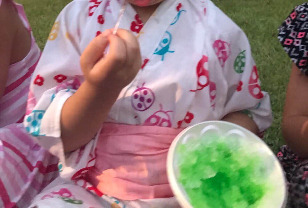 熊田曜子さんのインスタグラム写真 - (熊田曜子Instagram)「夏休みは毎週末お祭りへ🍧 子供達の浴衣姿や甚平姿が可愛くて ニヤニヤしてしまう💓 ちなみにこの浴衣は昔 義妹が着ていたもので お姑さんが着させてくれたよ✨  #かき氷 #お祭り #浴衣 #甚平」9月2日 2時38分 - kumadayoko