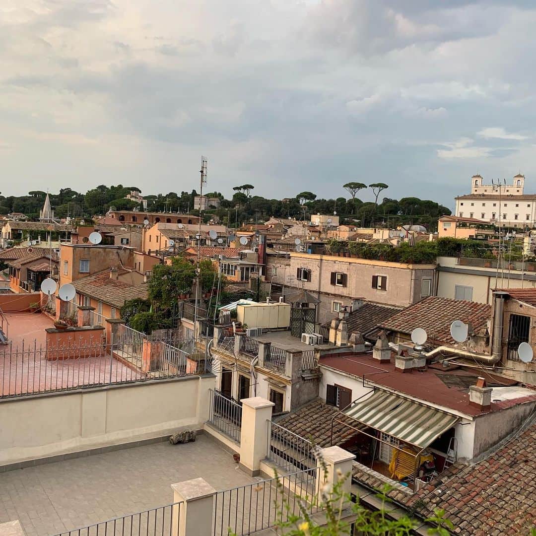 プリシラ・アーンのインスタグラム：「warm rome rooftops」