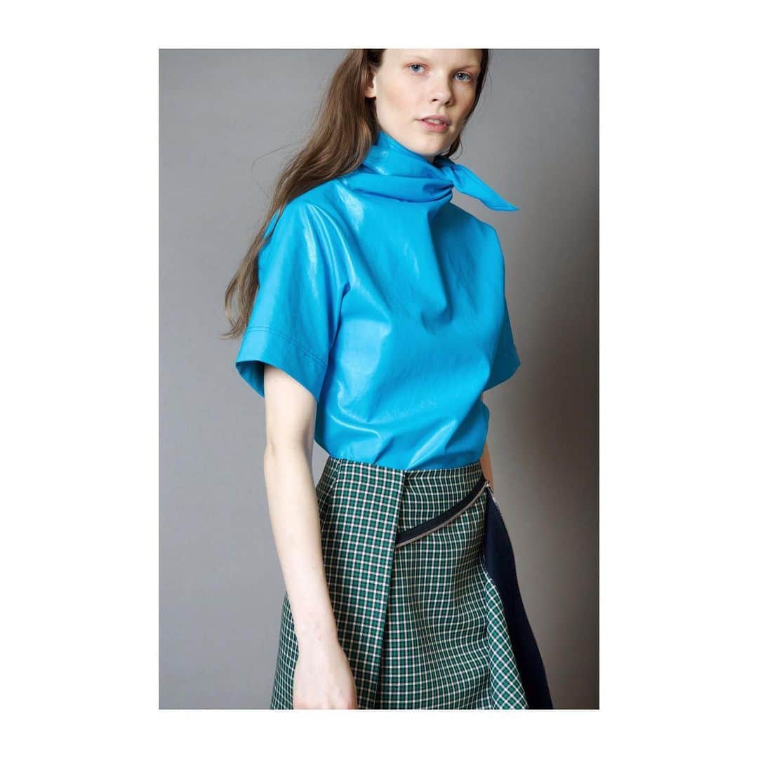 セドリック シャルリエのインスタグラム：「Faux-leather short sleeves top with blue knot, asymmetric skirt of our resort AW2019 collection #cedriccharlier #barneys #cedriccharlierofficial #resort19 #womenswear #2019trends #fauxleather available now」