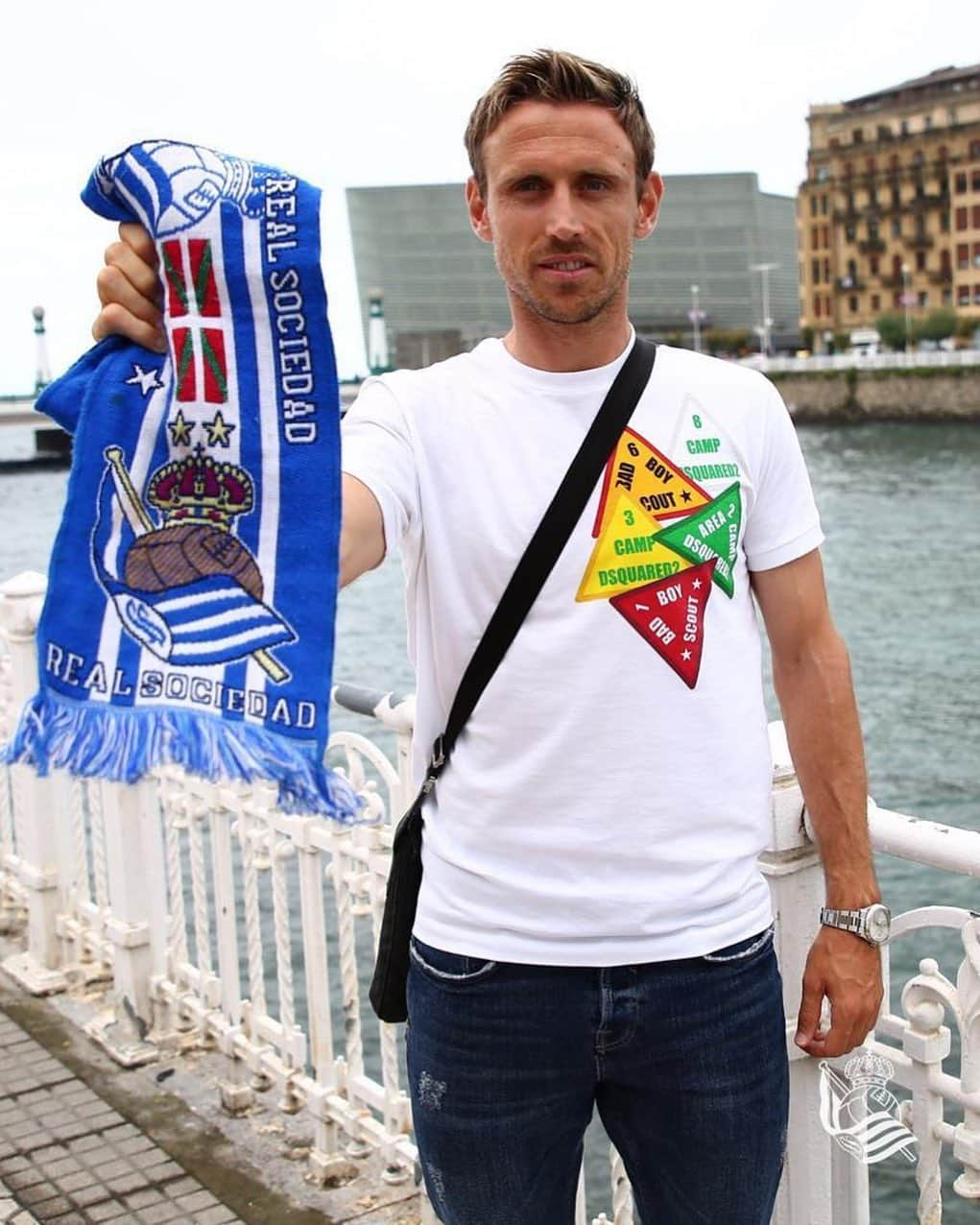 レアル・ソシエダさんのインスタグラム写真 - (レアル・ソシエダInstagram)「👋 Iritsi da! Nacho Monreal Donostian dugu! Ongi etorri! 🔵⚪️🔵 . 👋 ¡Ya está aquí! @nachomonreal_ ha llegado a Donosti! Ongi etorri! 🔵⚪️🔵 . #MonrealTxuriUrdin #AurreraReala」9月2日 3時01分 - realsociedad