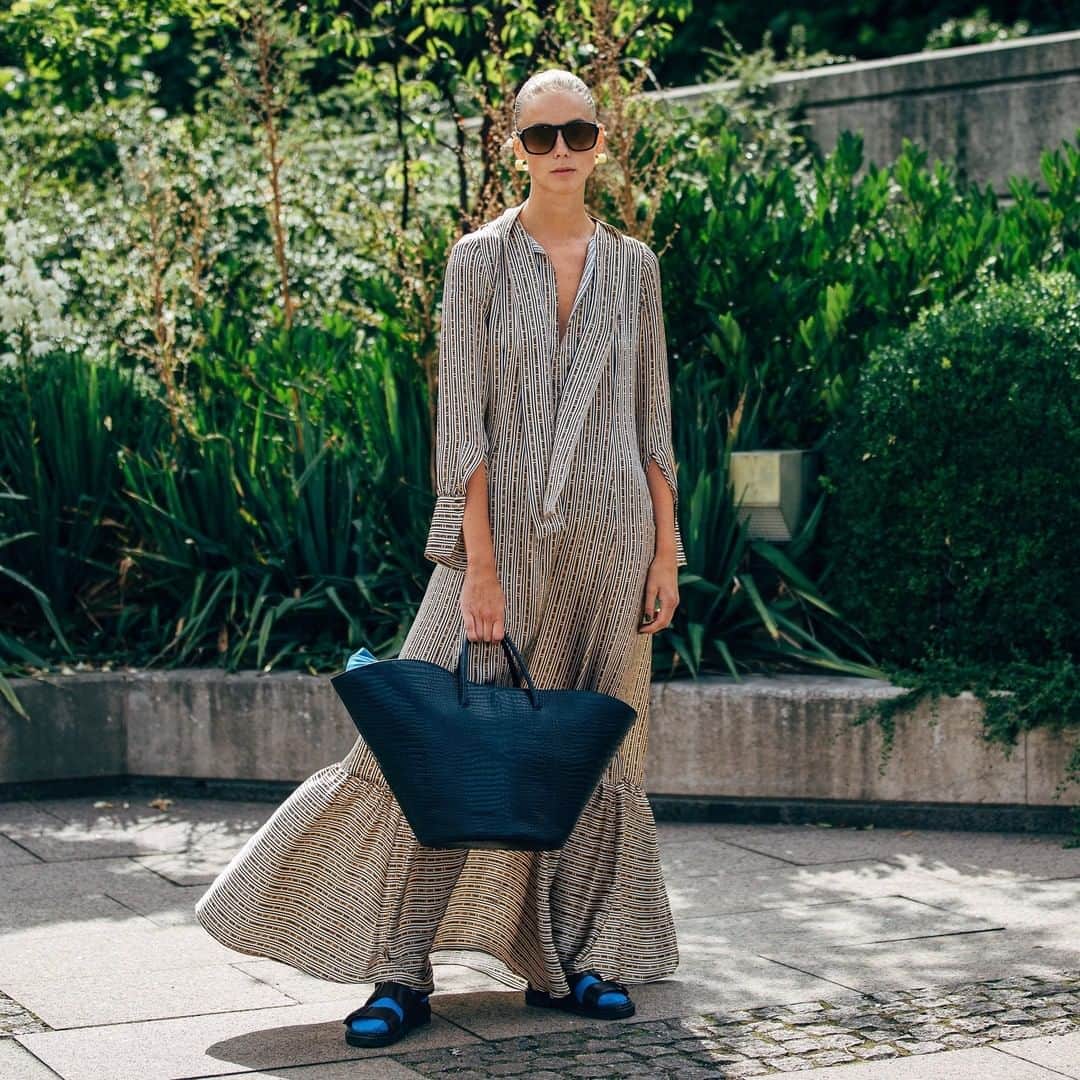 Vogue Runwayさんのインスタグラム写真 - (Vogue RunwayInstagram)「Over the past few months, the best sandals have been cheap, chic, and highly coveted. From one tried-and-true pair that the Olsen twins swear by, to a resurgence of interest in a sandal from our past, tap the link in our bio for affordable sandals to wear until the hot weather ends. Photographed by @StyleDuMonde」9月2日 3時00分 - voguerunway