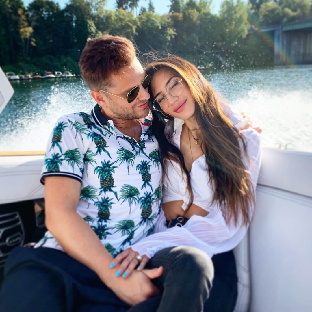 ギャレット・バックストロームのインスタグラム：「Only once in your life, I truly believe, you find someone who can completely turn your world around. You tell them things that you’ve never shared with another soul and they absorb everything you say and actually want to hear more. You share hopes for the future, dreams that will never come true, goals that were never achieved and the many disappointments life has thrown at you. When something wonderful happens, you can’t wait to tell them about it, knowing they will share in your excitement. They are not embarrassed to cry with you when you are hurting or laugh with you when you make a fool of yourself. Never do they hurt your feelings or make you feel like you are not good enough, but rather they build you up and show you the things about yourself that make you special and even beautiful. There is never any pressure, jealousy or competition but only a quiet calmness when they are around. You can be yourself and not worry about what they will think of you because they love you for who you are. The things that seem insignificant to most people such as a note, song or walk become invaluable treasures kept safe in your heart to cherish forever. Memories of your childhood come back and are so clear and vivid it’s like being young again. Colours seem brighter and more brilliant. Laughter seems part of daily life where before it was infrequent or didn’t exist at all. A phone call or two during the day helps to get you through a long day’s work and always brings a smile to your face. In their presence, there’s no need for continuous conversation, but you find you’re quite content in just having them nearby. Things that never interested you before become fascinating because you know they are important to this person who is so special to you. You think of this person on every occasion and in everything you do. Simple things bring them to mind like a pale blue sky, gentle wind or even a storm cloud on the horizon. Life seems completely different, exciting and worthwhile. Your only hope and security is in knowing that they are a part of your life. @shohrehkhalilova」