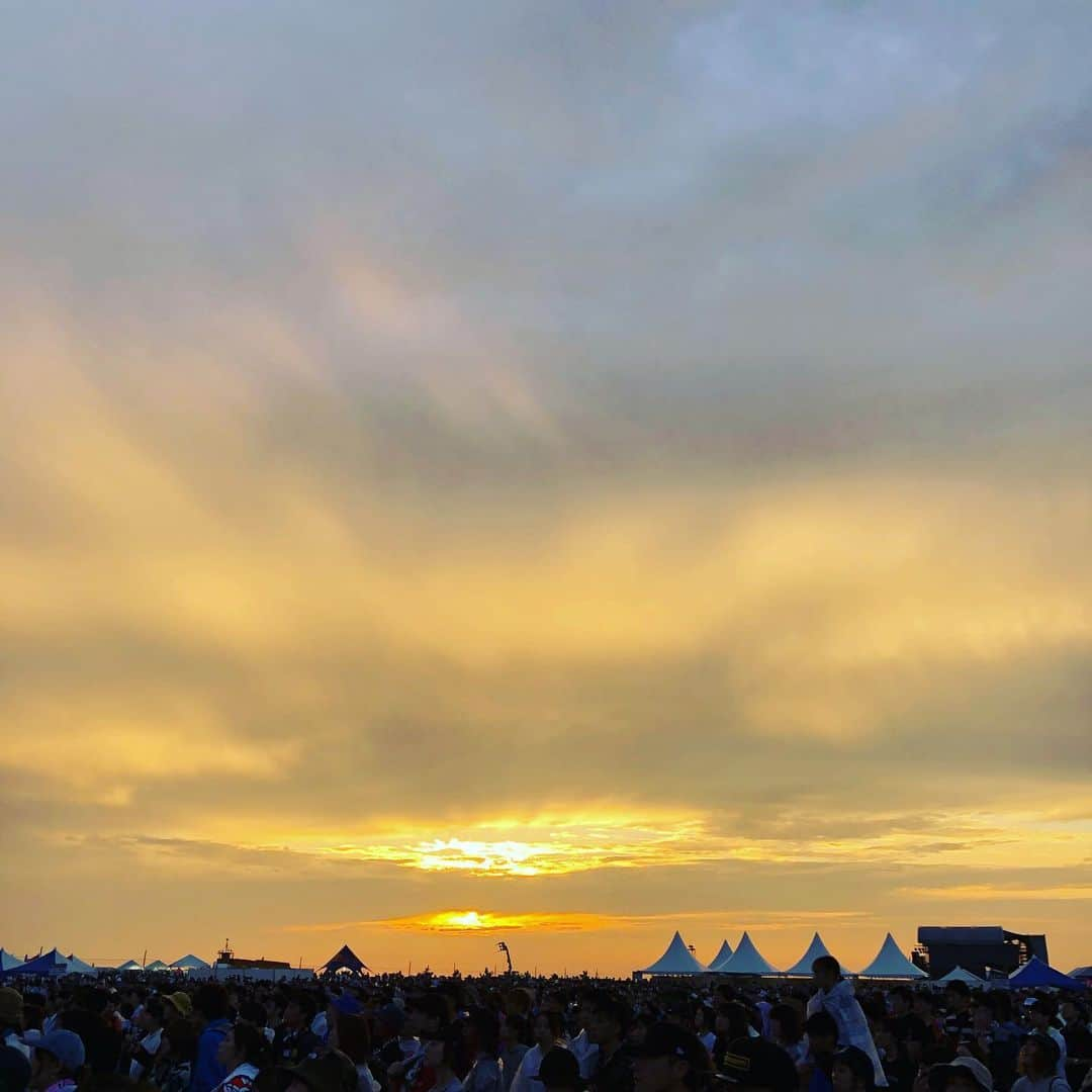 落合健太郎さんのインスタグラム写真 - (落合健太郎Instagram)「#rushball2019  初日の思い出。 雨だったからこそ #creepynuts の 凄まじいステージが あったと思うし、 雨上がりの #ストレイテナー は Theロックンロールバンドだった #ヤングオオハラ も気合い入ってて良かった。 書ききれないほどの想いは この夕焼けが全て語ってくれる。 お疲れ様でした！」9月2日 3時19分 - dj_ochiken1117