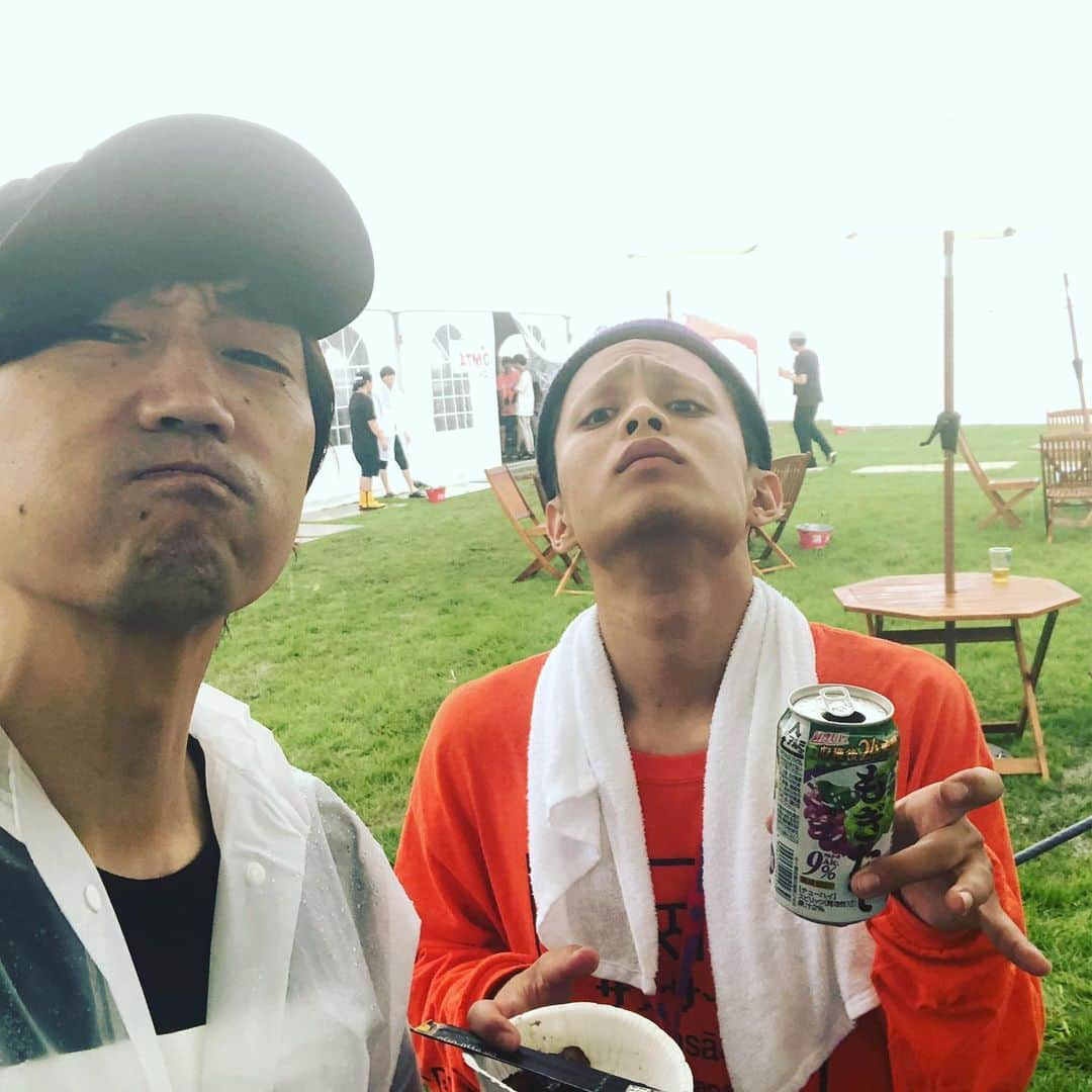 落合健太郎さんのインスタグラム写真 - (落合健太郎Instagram)「#rushball2019  初日の思い出。 雨だったからこそ #creepynuts の 凄まじいステージが あったと思うし、 雨上がりの #ストレイテナー は Theロックンロールバンドだった #ヤングオオハラ も気合い入ってて良かった。 書ききれないほどの想いは この夕焼けが全て語ってくれる。 お疲れ様でした！」9月2日 3時19分 - dj_ochiken1117