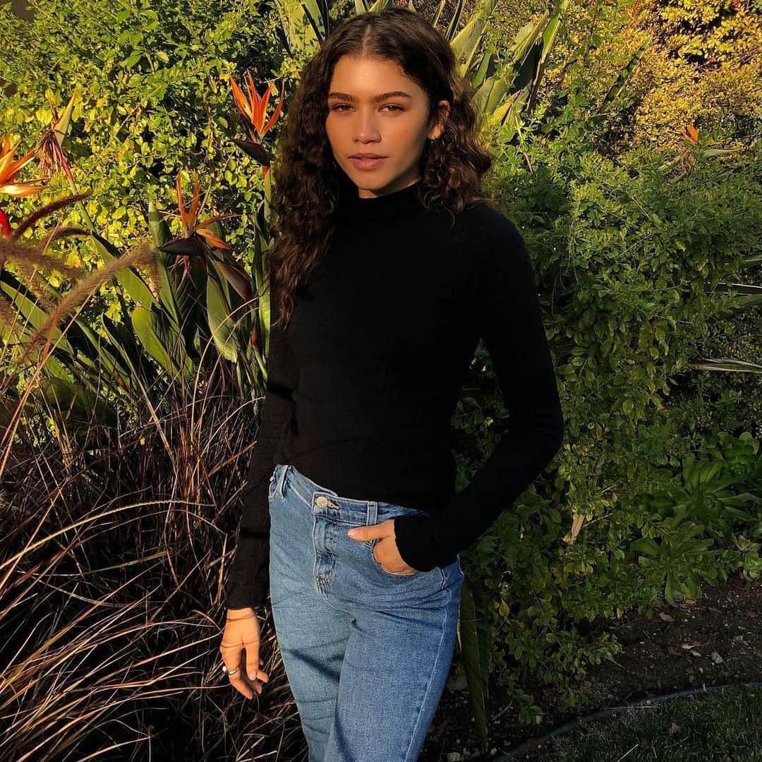 E! Onlineさんのインスタグラム写真 - (E! OnlineInstagram)「Happy Birthday, Zendaya! From the lead role in HBO's #Euphoria, the record-breaking box office of Spider-Man: Far From Home, to a possible new budding romance, we’re looking back at  her year at the link in our bio.」9月2日 3時19分 - enews