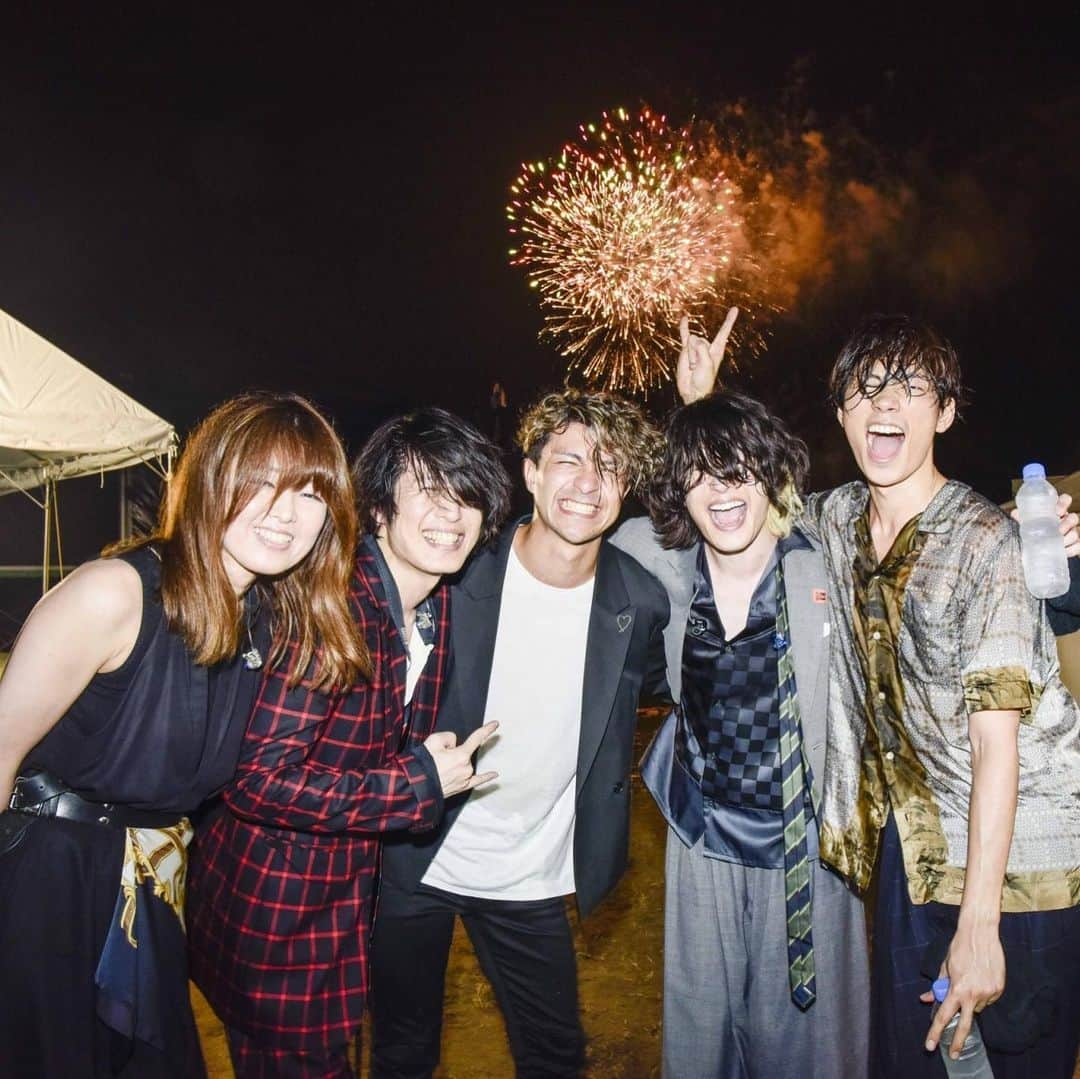 [ALEXANDROS]さんのインスタグラム写真 - ([ALEXANDROS]Instagram)「ありがとう、ラシュボ。  洋平  #ラシュボ  #rushball  #ドロス #alexandros  #あまりにもいい写真 #だったので #花火」9月2日 3時11分 - alexandros_official_insta