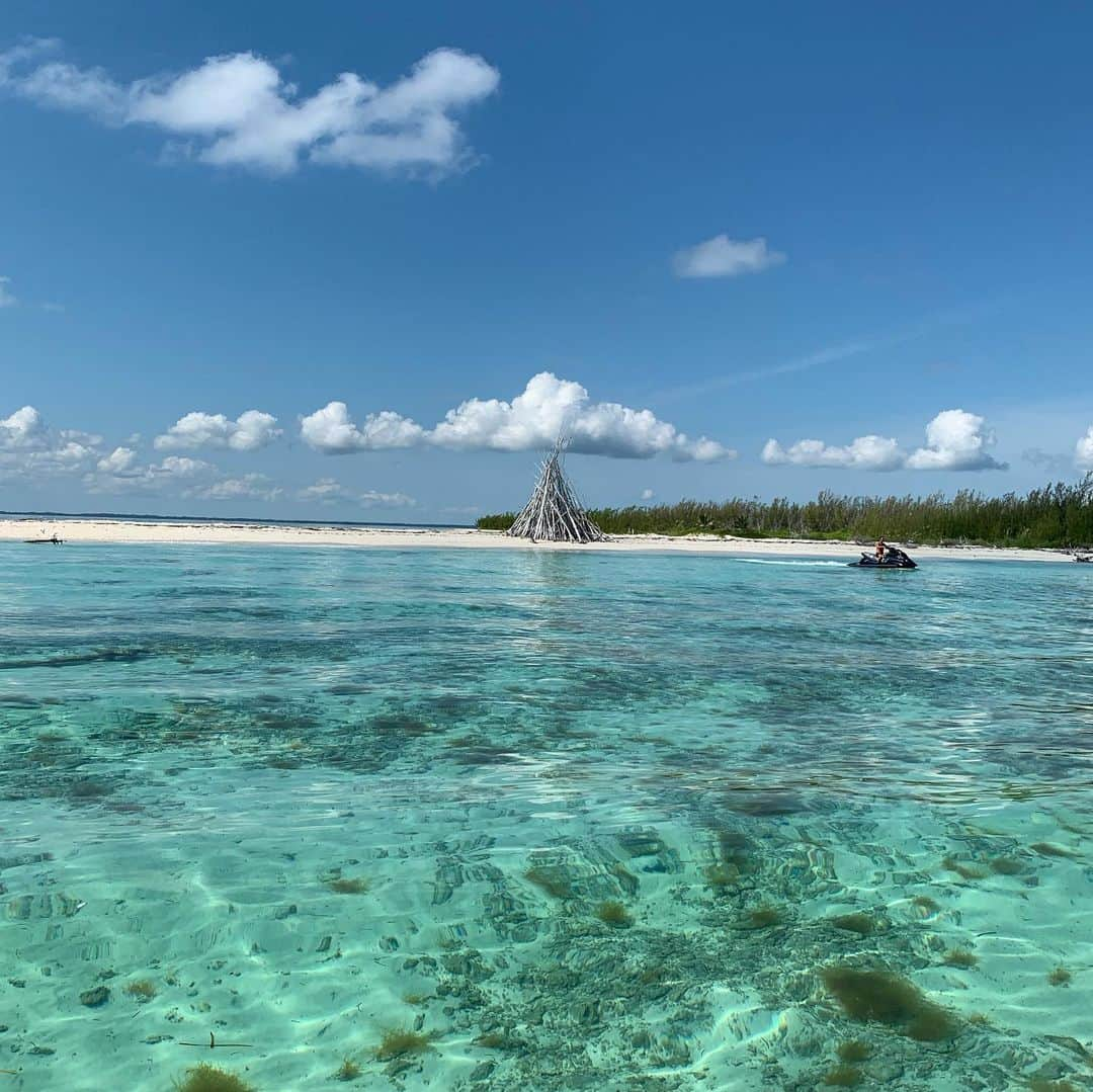 エリザベッタ・カナリスさんのインスタグラム写真 - (エリザベッタ・カナリスInstagram)「My thoughts are with  all my friends and all the Bahamians who are going through this devastating hurricane right now. Abaco has a special place in my heart and in the memories of my family. We pray for you. ❤️ Le mie preghiere vanno agli abitanti di Abaco ,a coloro che si trovano a Great Guana key in particolare modo , ad amici e residenti che in queste ore stanno cercando di salvare le proprie case. #hurricanedorian #dorian」9月2日 3時15分 - littlecrumb_