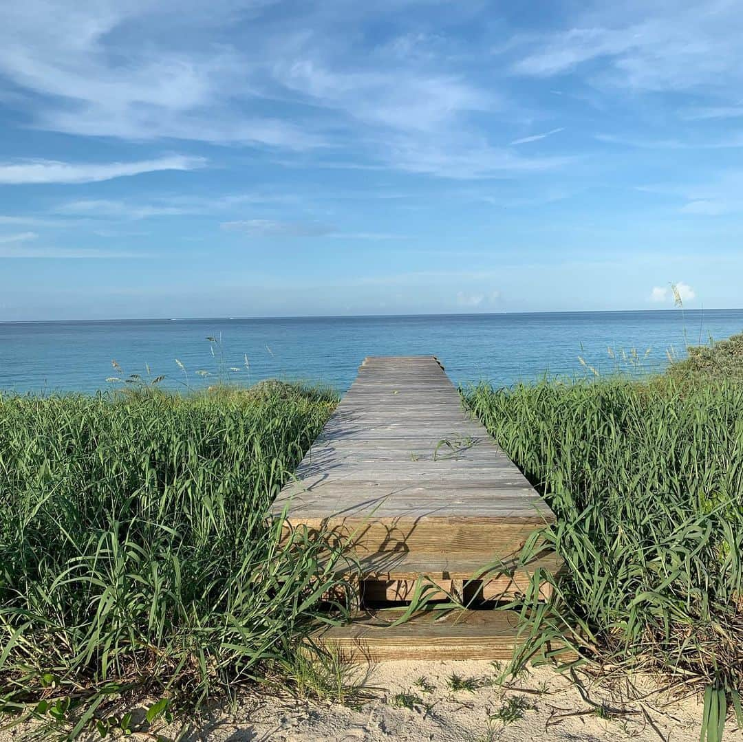 エリザベッタ・カナリスさんのインスタグラム写真 - (エリザベッタ・カナリスInstagram)「My thoughts are with  all my friends and all the Bahamians who are going through this devastating hurricane right now. Abaco has a special place in my heart and in the memories of my family. We pray for you. ❤️ Le mie preghiere vanno agli abitanti di Abaco ,a coloro che si trovano a Great Guana key in particolare modo , ad amici e residenti che in queste ore stanno cercando di salvare le proprie case. #hurricanedorian #dorian」9月2日 3時15分 - littlecrumb_