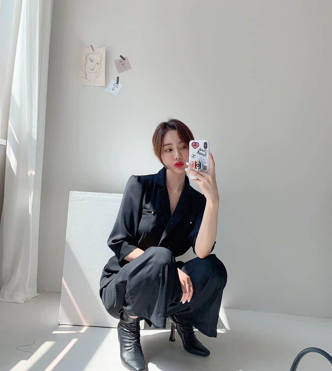 Hyemiさんのインスタグラム写真 - (HyemiInstagram)「#르메리엘 @lemeriel2019 드디어 의류가 업뎃 되었어요! 7가지 상품 업데이트 되었답니다 추석때 입고 싶은 옷이 있다면 빠르게 주문해주시는게 좋아요! 주문이 들어오면 저도 거래처로 주문이 들어가는 1:1 오더 시스템으로 재고를 가지고 이있지 않으니 서둘러 주시는게 좋답니다. . 르메리엘 인스타에서 프로필링크 클릭 후 전체상품 누르시면 업뎃된 상품들 확인하실수 있어요🙈💕」9月2日 3時17分 - hinzajoa
