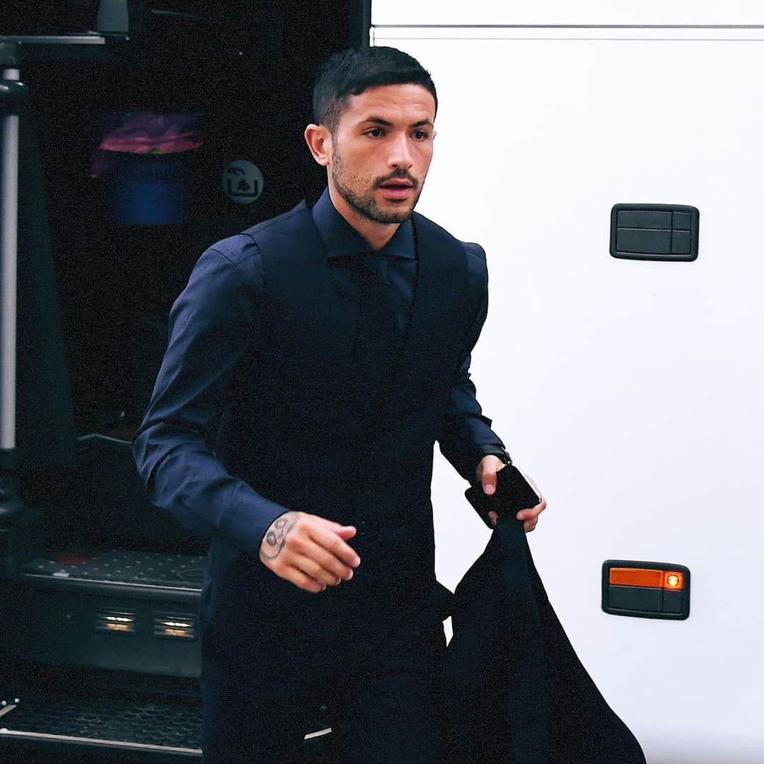 インテルナツィオナーレ・ミラノさんのインスタグラム写真 - (インテルナツィオナーレ・ミラノInstagram)「THE TEAM ARRIVING AT THE SARDEGNA ARENA 🏟📸 #CagliariInter #Inter #ForzaInter #SerieA #Football」9月2日 3時17分 - inter