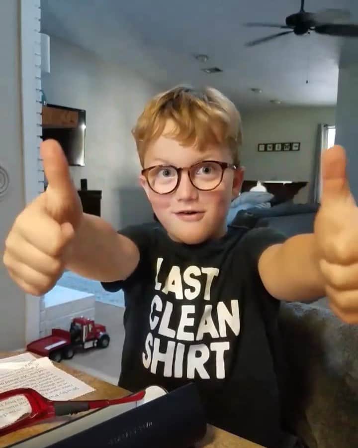 Warby Parkerのインスタグラム：「Name a more adorable unboxing video, we'll wait 💙 (Thanks for sharing with us, @kristenmcarnes!)」