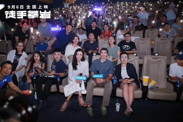 アレックス・オノルドのインスタグラム：「I’m just getting home from a whirlwind trip to China for the premier of @freesolofilm. Pretty wild experience meeting Chinese audiences and doing press/tourism around Beijing. The film is opening for the Chinese public on September 6th on even more screens than the absolute height of the US release. Everything is a different scale in China, pretty impressive. Psyched to see the film rolling out on hundreds of @imax screens across the country - definitely the best way to see it.  Thanks to director @chaivasarhelyi for adventuring with me, and all of our incredible hosts from @alibaba.group.」
