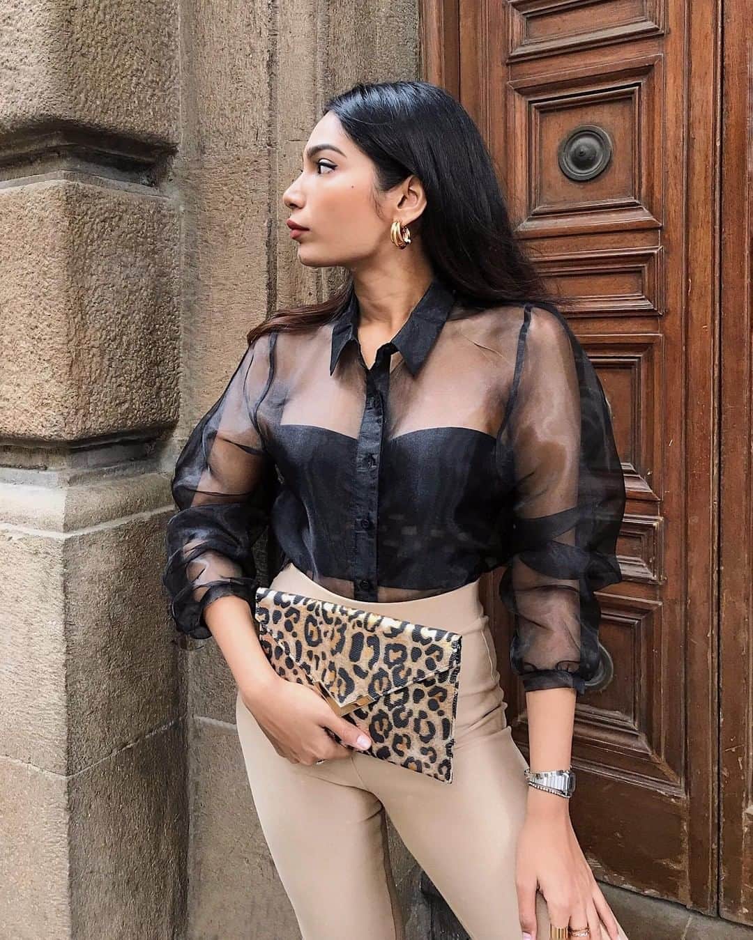 アクセサライズのインスタグラム：「Add a wild touch to your summer's night fit with this leopard print envelope clutch. 🔍: 7906532300 📷: @cosmoandfries  Tap the link in the bio to shop now. #Accessorize #Accessorizer」