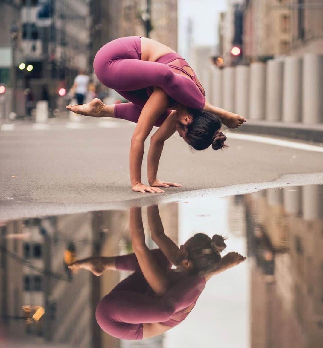 ALO Yogaさんのインスタグラム写真 - (ALO YogaInstagram)「“Life is your mirror. What you see as your outside always comes from your inside.” – Unknown 🙌 We’re amazed by  @meliniseri‘s dynamic inversion mirrored by the water ✨ She’s wearing her Scope Bra & Airbrush Legging in Dragonfruit ❤️ #aloyoga #alo #yoga」9月2日 4時03分 - aloyoga
