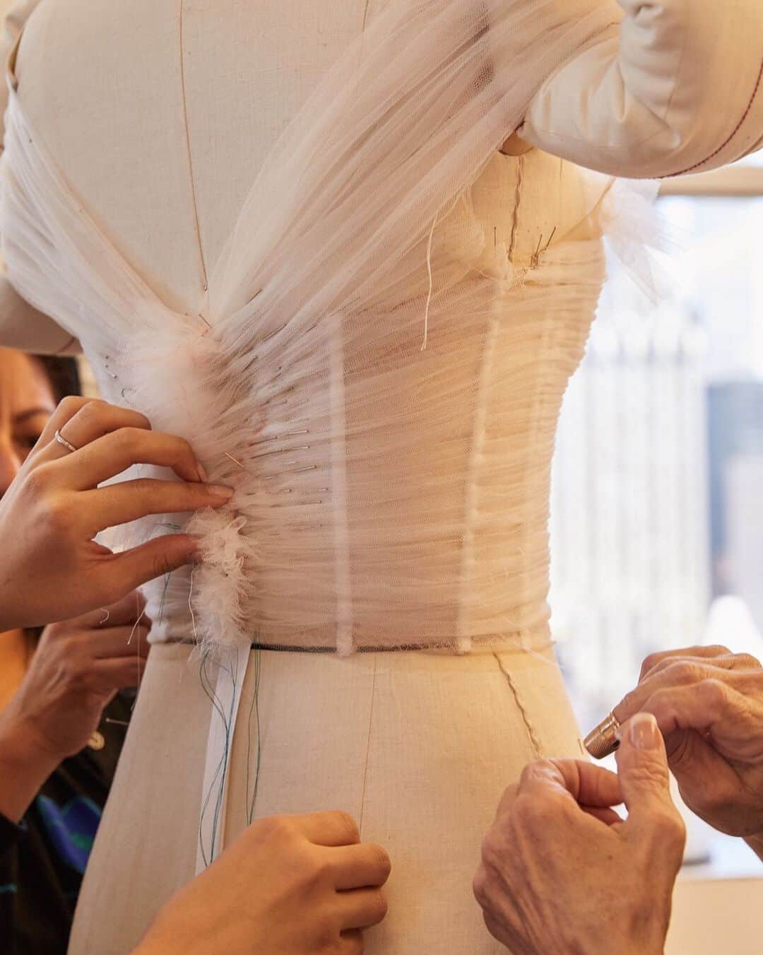 オスカーデラレンタさんのインスタグラム写真 - (オスカーデラレンタInstagram)「Layers of wispy tulle are draped and tucked by expert modistes in our New York City atelier to create the bodice to an #odlrbridal gown.」9月2日 4時04分 - oscardelarenta