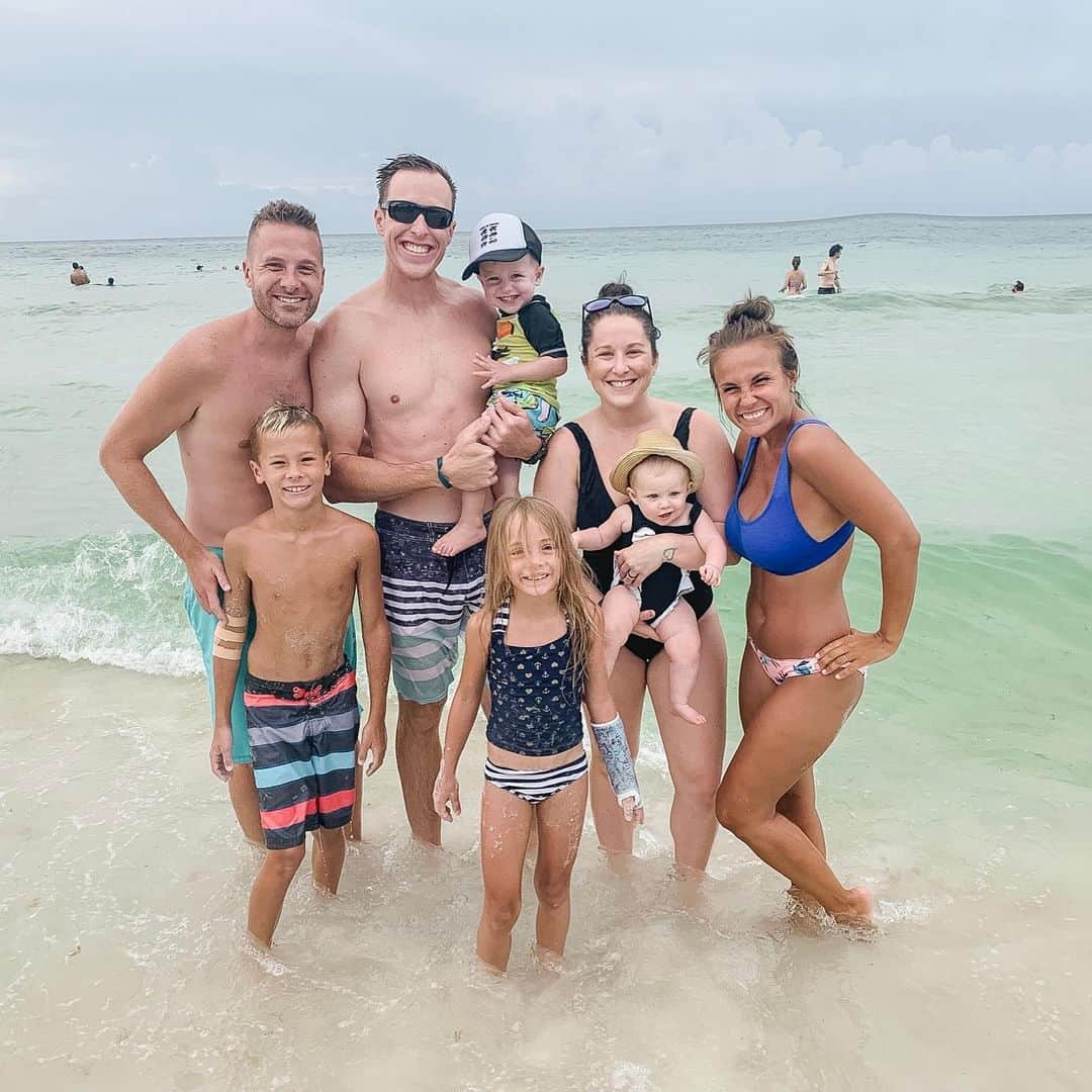 カーリー・パターソンのインスタグラム：「Sand shoveling, beach napping, pigeon chasing, dragonfly catching days on the beach🏖」