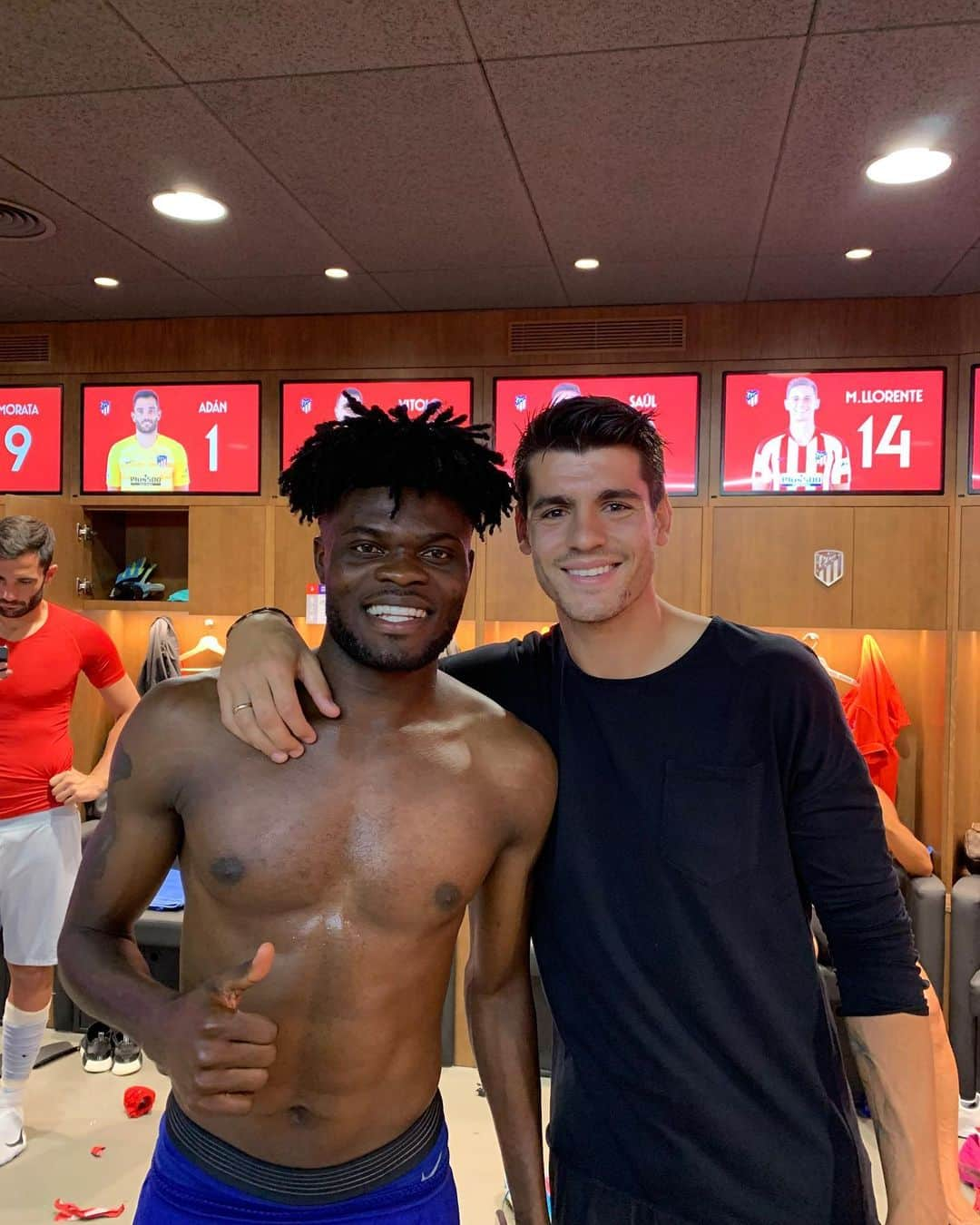 アルバロ・モラタさんのインスタグラム写真 - (アルバロ・モラタInstagram)「Victoria a victoria!! Hoy supimos sufrir hasta el final... Grande @thomaspartey5 🔴⚽️🔴 #ForzaAtleti #PartidoAPartido」9月2日 4時19分 - alvaromorata