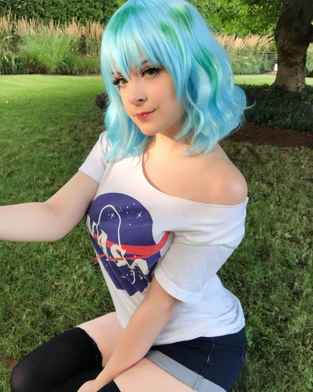Tessaさんのインスタグラム写真 - (TessaInstagram)「Earth-Chan loves you, please take care of her!♻️💙🌎🥺 Absolutely love being Earth-Chan and had a lot of fun doing her wig! Even though she’s usually depicted with straight hair, I thought wavy fits her better!」9月2日 4時19分 - hiso.neko