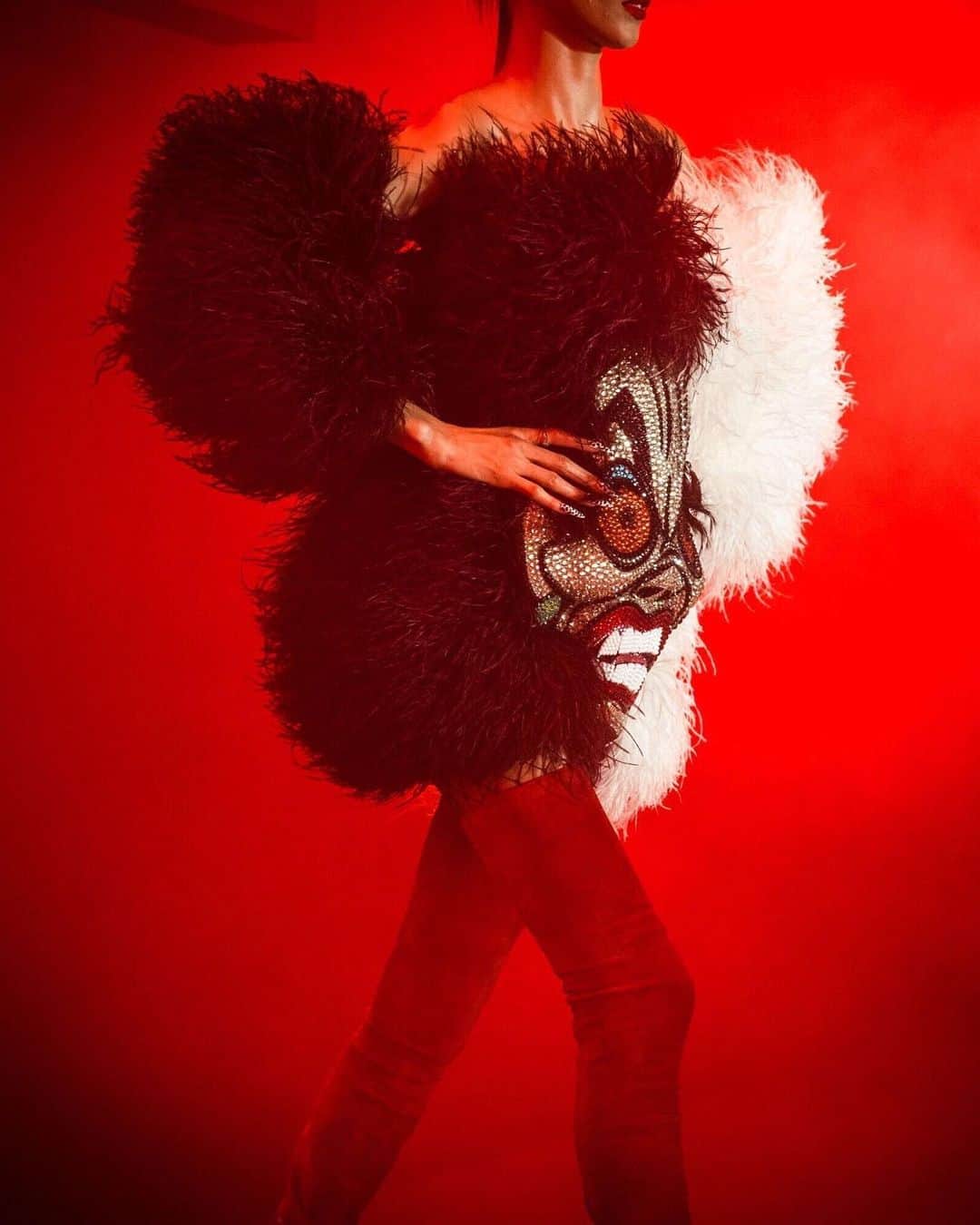 Fashion Weekのインスタグラム：「Time to bring on the drama, #NYFW is so close we can feel it. 🖤 @theblondsny captured by @smallgirlbiglens.」