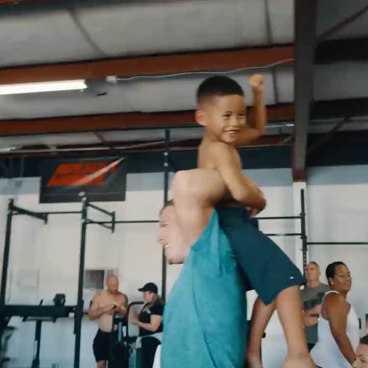 セス・ロリンズのインスタグラム：「During our trip to Hawaii, we were able to spend some time with these kids and the foundation that helps keep them afloat. _____ This September 14th on the island of Kauai , there will be a race called the @ultimatehawaiiantrailrun _____ Please take time to learn about the @kealafoundation mission . Hawaii has a drug epidemic that is devastating the Hawaiian culture and youth on the islands with the highest suicide rates in the nation  _____ They need your help...every bit of awareness helps build an army amongst the youth to turn the tides of these communities at risk. _____ @uncle_hoffy @kealafoundation」