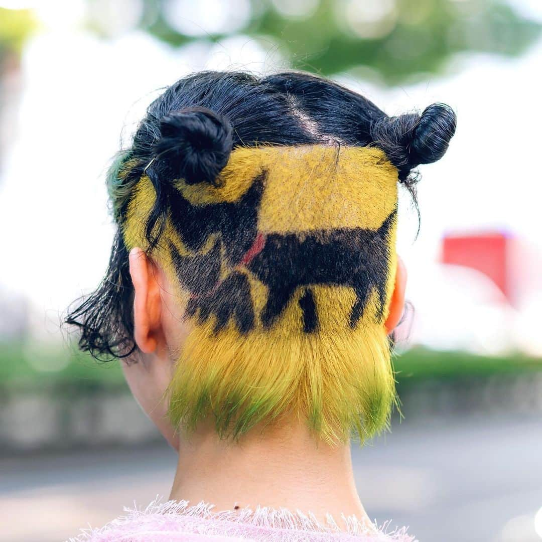 Harajuku Japanさんのインスタグラム写真 - (Harajuku JapanInstagram)「20-year-old Japanese beauty school student Mayuko (@mayuko_kbm) on the street in Harajuku with an amazing Kuroneko shaved hairstyle, a Merry Jenny dress over a fringe top, and Bershka glitter sneakers.」9月2日 4時41分 - tokyofashion