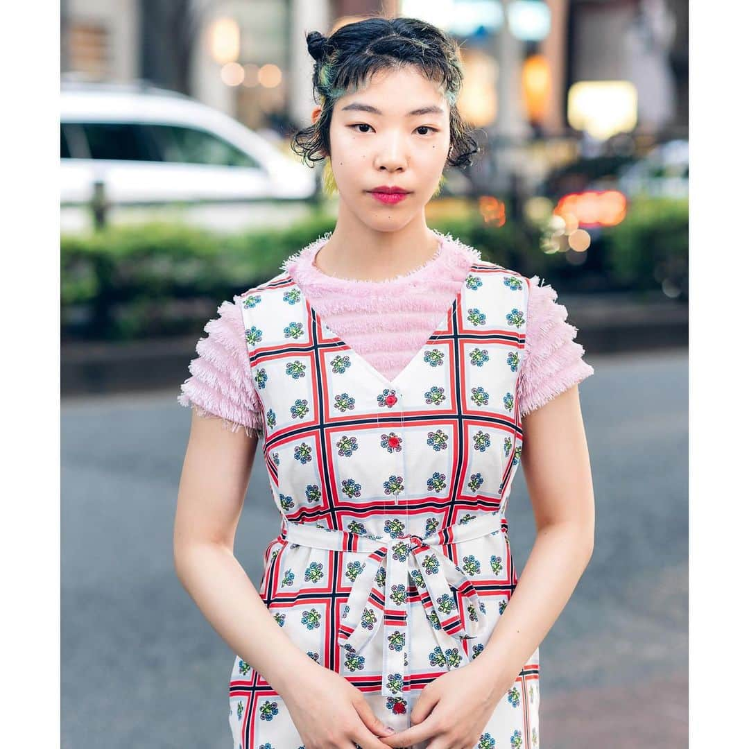 Harajuku Japanさんのインスタグラム写真 - (Harajuku JapanInstagram)「20-year-old Japanese beauty school student Mayuko (@mayuko_kbm) on the street in Harajuku with an amazing Kuroneko shaved hairstyle, a Merry Jenny dress over a fringe top, and Bershka glitter sneakers.」9月2日 4時41分 - tokyofashion