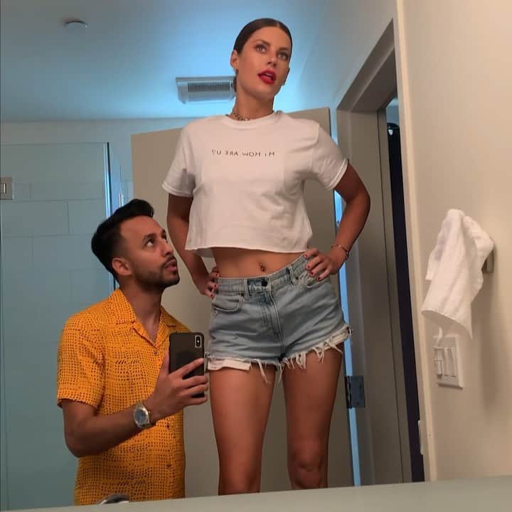 Hannah Stockingのインスタグラム：「Tag a tall friend 💁‍♀️ #lol @anwar (merch link in bio)」