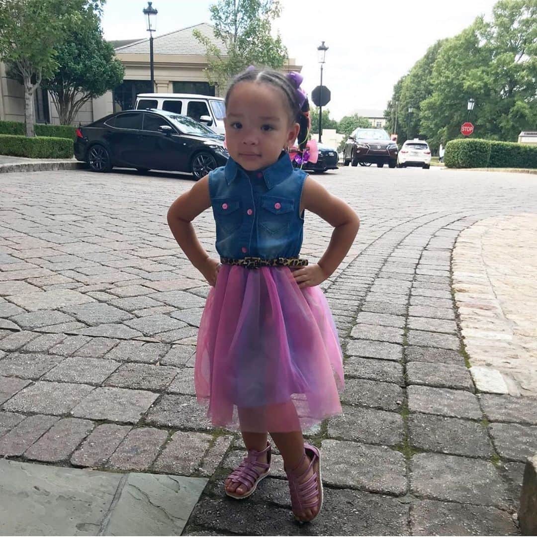 T.I.さんのインスタグラム写真 - (T.I.Instagram)「Holdup now....Who taught my baby to stand like this?🤯😫😱」9月2日 4時55分 - tip