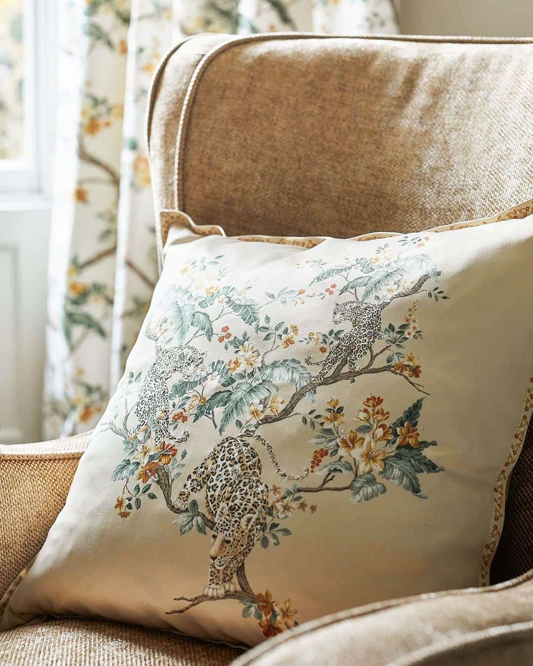 ローラアシュレイのインスタグラム：「Leopards appear in many forms throughout our Gold Copper collection; on cushions, fabric and stationery 🐆 Let this glamorous decor bring a touch of the wild side into your home.」