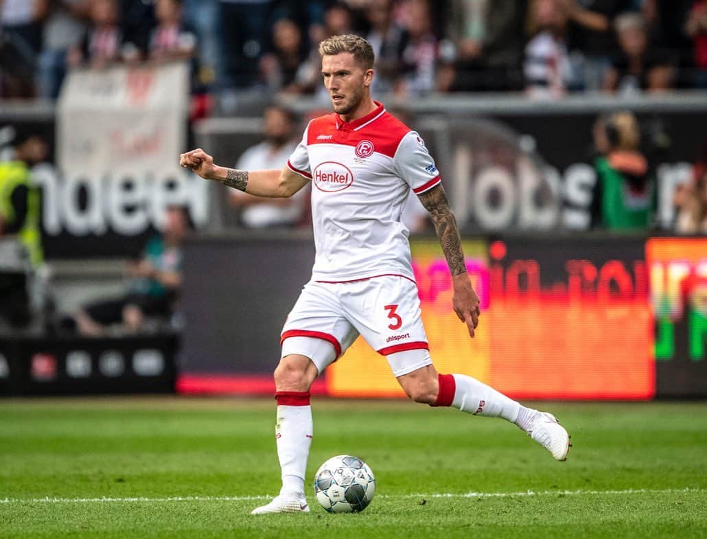 アンドレ・ホフマンのインスタグラム：「..shit result, good support! #f95 #team ⚪️😶🔴」
