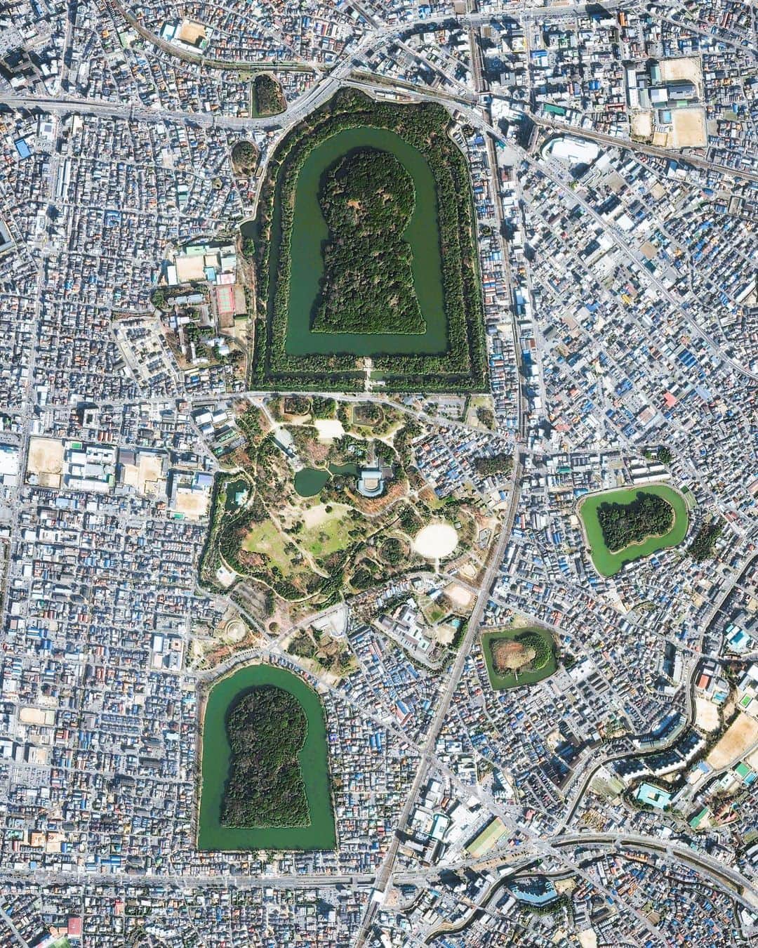 Daily Overviewさんのインスタグラム写真 - (Daily OverviewInstagram)「Keyhole-shaped tumuli are scattered throughout the city of Sakai in Japan's Osaka Prefecture. A tumulus is a mound of earth or stone raised over a grave, and the largest one shown in this Overview is the final resting place of Emperor Nintoku. Nearly 1,600 feet (486 m) long with a mound 115 feet (35 m) high, it covers the largest area of any tomb in the world. /// Created by @dailyoverview, source imagery: @maxartechnologies」9月2日 4時53分 - dailyoverview