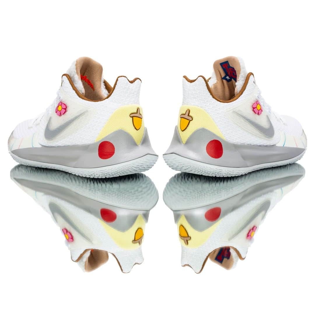Flight Clubさんのインスタグラム写真 - (Flight ClubInstagram)「Court-ready and inspired by the resilient Sandy Cheeks, this Kyrie 2 Low taps into the textures of her water-suit on the upper and a soft brown lining throughout the inside to characterize the squirrel's fur.」9月2日 5時00分 - flightclub