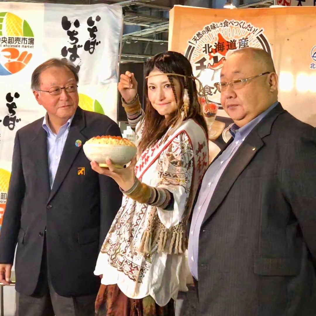 のインスタグラム：「今朝は北海道ぎょれん 北海道秋鮭普及協議会の「秋鮭初入荷＆北海道秋鮭食べ尽くし隊キャンペーン」記者発表で、中央卸売市場にお邪魔しました！٩( 'ω' )و http://sp.gyoren.or.jp/ikura/index.html  去年に引き続き「北海道秋鮭食べつくし隊」の隊長に就任いたしましたよ～！🎉🎊 大好きな北海道の秋鮭・いくらに携われるなんてなまら光栄です(〃艸〃) 産卵の為に北海道に戻ってくる秋鮭！ 筋子を蓄えてて、身の味がこれまた美味しいんですよね～💕 さあ！今シーズンは歳の数の44匹の秋鮭を食べるゾ～（←本気·笑）  北海道の美味しい秋鮭 いくらを食べまくって、その美味しさと魅力を皆様にお伝えしてまいりますので「北海道産秋鮭食べ尽くし隊」の隊長アンジェラをよろしくお願いいたします！ﾍﾟｺﾘ((･ω･)_ _))」