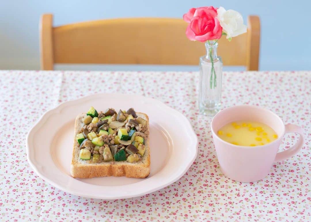 haru.のインスタグラム：「. おはようございます☀ . 今朝は簡単に。 予め炒めておいた野菜をのせたオープンサンドとコーンスープの朝ごはん。 . よーく晴れた月曜日。 今日もやることいっぱい！ がんばろー。 . みなさまもよい1日を♡ . .」
