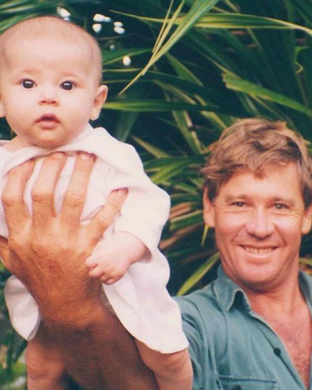E! Onlineさんのインスタグラム写真 - (E! OnlineInstagram)「It's Father's Day in Australia and Bindi Irwin’s IG tribute to her late father is so beautiful. ❤️(📷: Instagram)」9月2日 5時10分 - enews