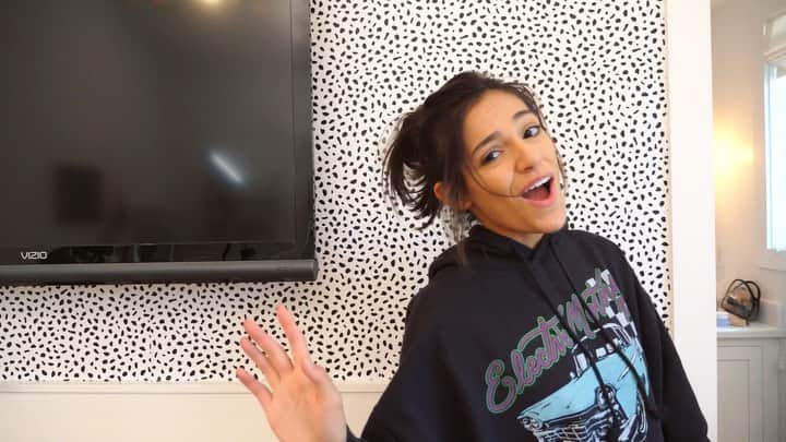 ベサニー・モータのインスタグラム：「I posted a new video! Watch me attempt to give my room an EXTREME MAKEOVER. It gets a lil overwhelming.. link in my bio! ☺️💙👍🏻」