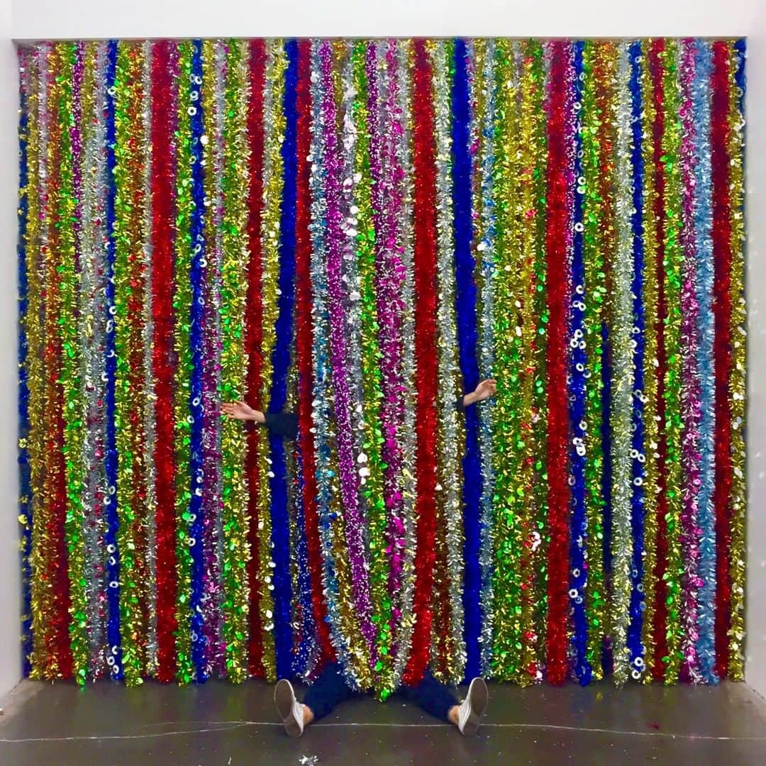 ニュー・ミュージアム・オブ・コンテンポラリー・アートさんのインスタグラム写真 - (ニュー・ミュージアム・オブ・コンテンポラリー・アートInstagram)「The multicolored garlands featured in Mika Rottenberg's "Cosmic Generator" (2019) spill from her video into reality, forming the exit of the gallery space. On view through September 15 as part of "Mika Rottenberg: Easypieces." #MikaRottenberg」9月2日 5時23分 - newmuseum