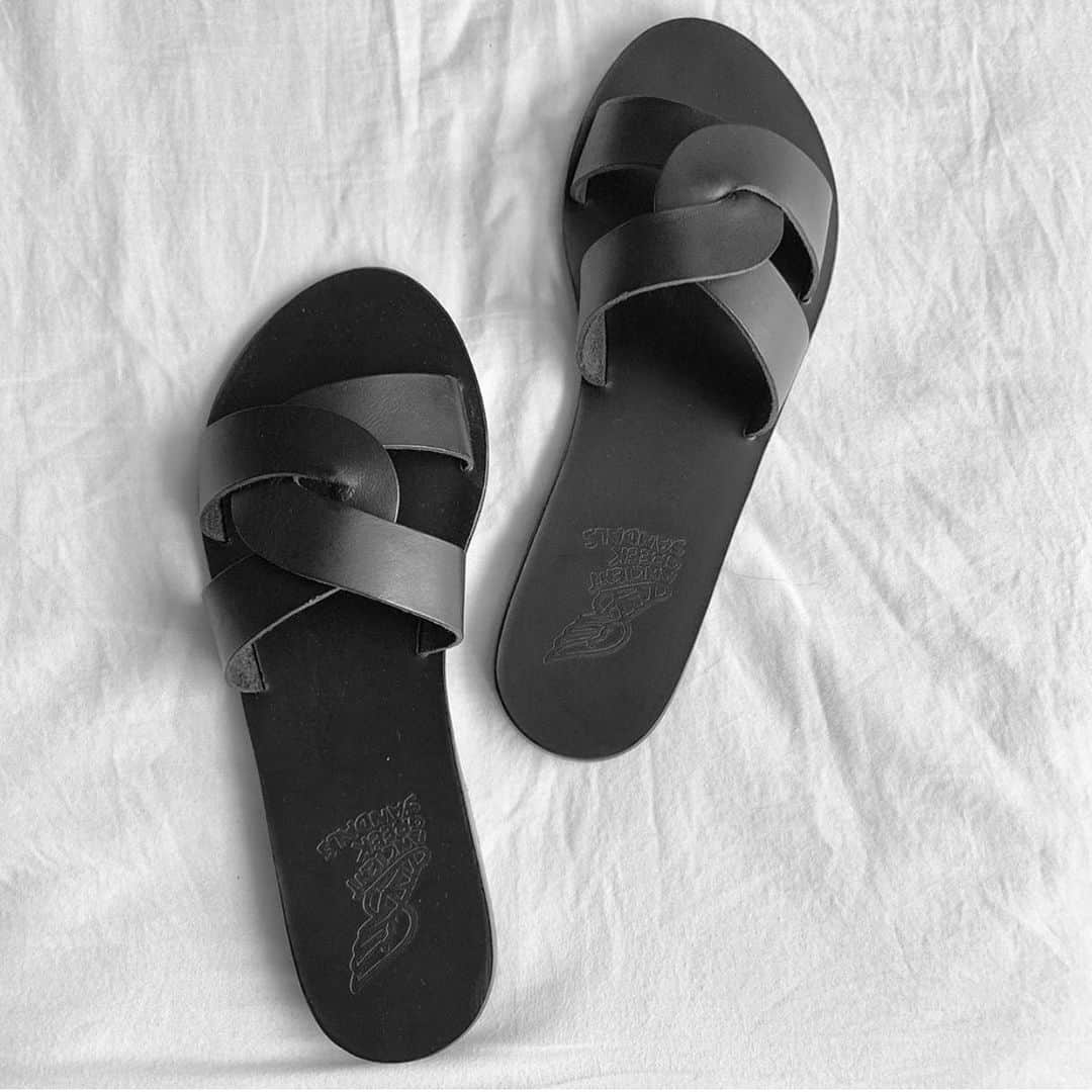 アンシャングリークさんのインスタグラム写真 - (アンシャングリークInstagram)「Our crisp and classic Desmos sandals are a wardrobe staple 📸 Shop our most coveted style via link in bio.」9月2日 5時28分 - ancientgreeksandals