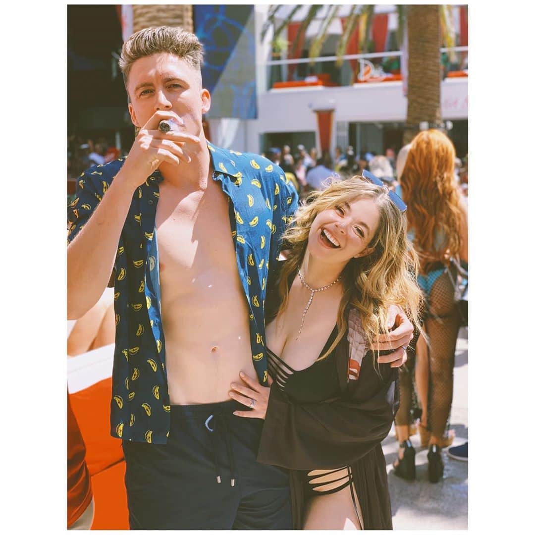 サーシャ・ピーターズのインスタグラム：「🔥💦 #draisbeachclub」