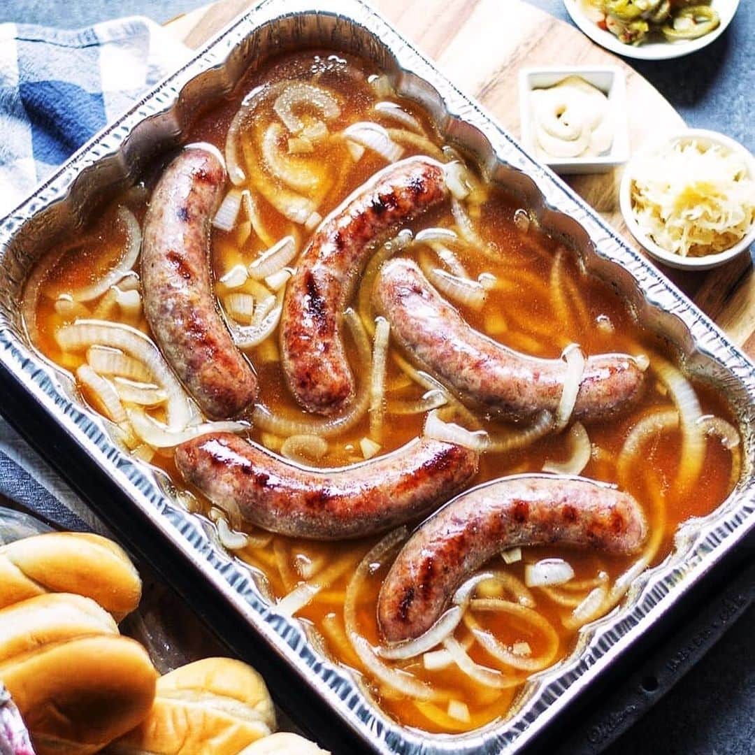 ジョンソンヴィルのインスタグラム：「This #BratHotTub #BratShot by @sarcasticcook is #LaborDayWeekend MOOD. Tag Johnsonville in your grilling moments this weekend-- we'd love to share! Beer Brat product info at link in #bio. . . Soooo we may have a little heat advisory going on here for the next few days but don’t let that stop you from making the easiest grilled beer brats with caramelized onions. Get yourself a pan, 2 beers, 1 yellow onion, & your favorite brats. Let the brats, onion, & beer bubble way on the grill while you go do more important things... like drink a beer for example. Recipe is on the blog today! . #sarcasticcooking #summergrilling #grillingseason #easyrecipes #girlscangrilltoo #porkbeinspired #cookingwithbeer #beerbrats (via @sarcasticcook)」