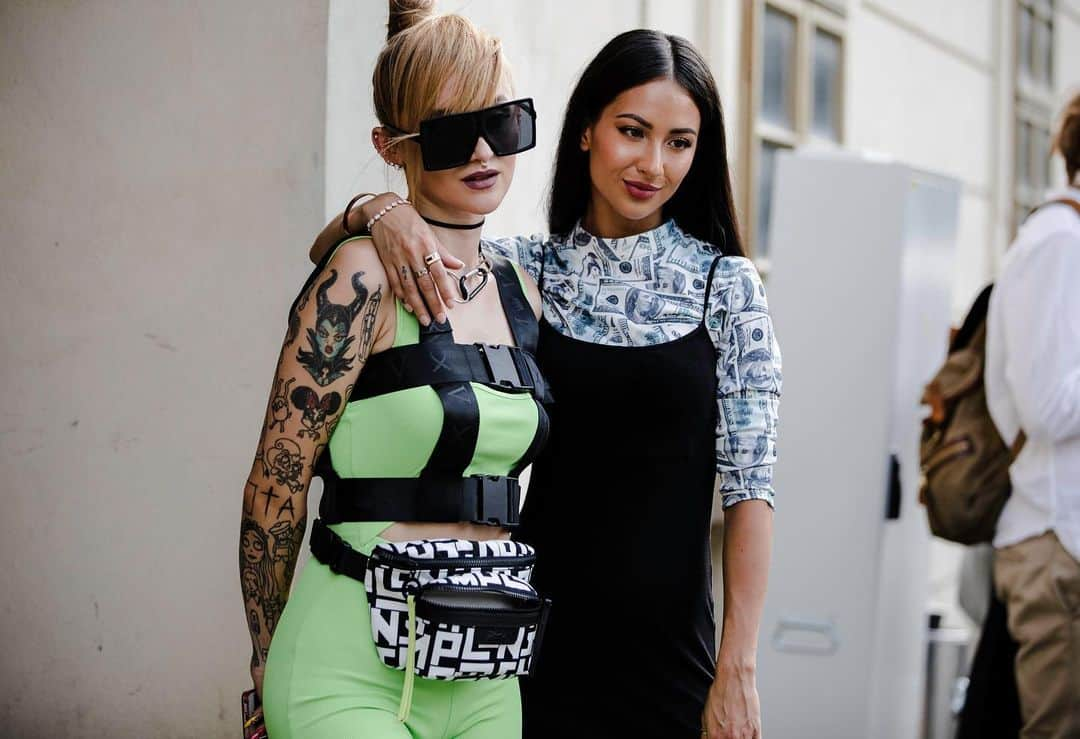 ELLE Czechさんのインスタグラム写真 - (ELLE CzechInstagram)「#Mbpfw/ Streetstyle 📸 @thomashabr  ______ #ELLEczech #fashionfromthestreets #frontrow #day1」9月2日 5時32分 - elleczech