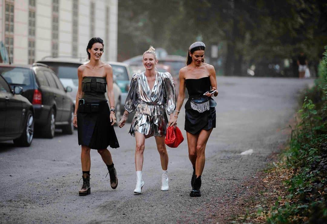ELLE Czechさんのインスタグラム写真 - (ELLE CzechInstagram)「#Mbpfw/ Streetstyle 📸 @thomashabr  ______ #ELLEczech #fashionfromthestreets #frontrow #day1」9月2日 5時32分 - elleczech