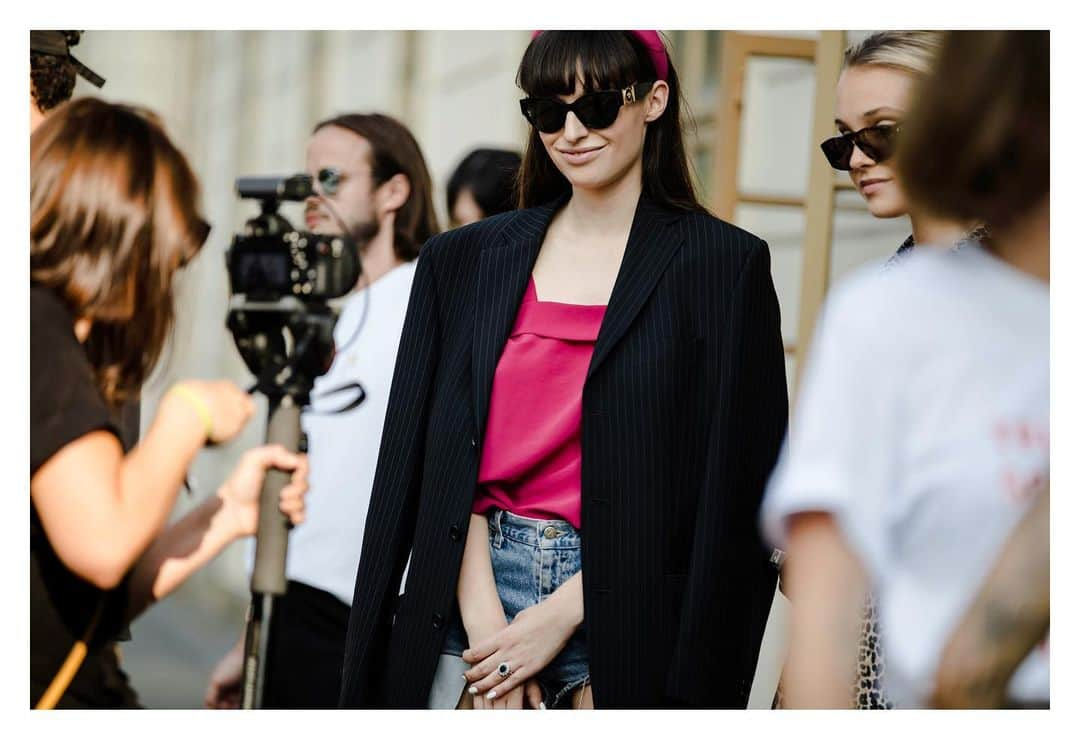 ELLE Czechさんのインスタグラム写真 - (ELLE CzechInstagram)「#Mbpfw/ Streetstyle 📸 @thomashabr  ______ #ELLEczech #fashionfromthestreets #frontrow #day1」9月2日 5時32分 - elleczech