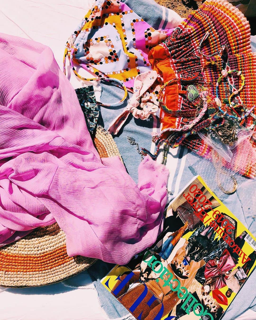 ダニジョーのインスタグラム：「SUNDAY ESSENTIALS 🏝💖🌈」