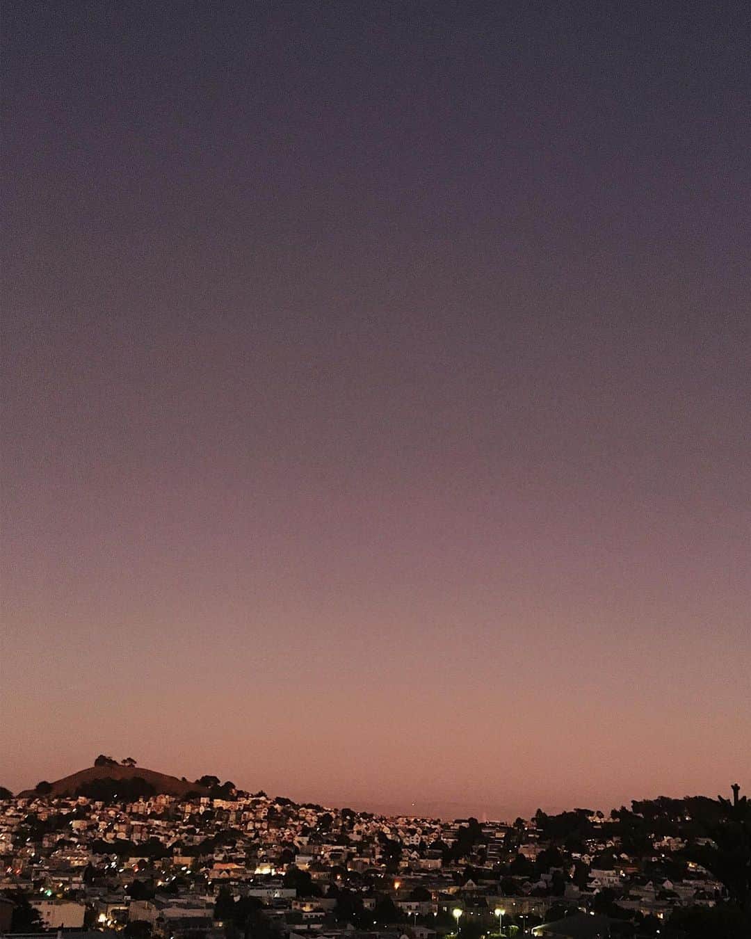 Robert Bingamanさんのインスタグラム写真 - (Robert BingamanInstagram)「Looking east to Bernal from Upper Noe Valley, shot with exasperation from a soon-to-be-retired iPhone SE.  Thanks to all who made it another great time. See you soon.」9月2日 5時45分 - robertjosiah