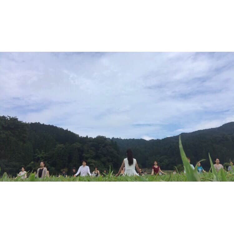 芥川舞子のインスタグラム：「楽しみにしていた福井ヨガイベント。 お天気にも恵まれ、無事終えることができました！ ・ 今回ヨガを行なった場所でもある日本遺産の「一乗谷朝倉氏遺跡」は桁違いのスケールで、まるでどこかにタイムスリップしたよう。 昔の人の生活に想いを馳せながら、ノスタルジックな気分に浸りました。 ・ この目の前に広がる大自然の美しさは、ヨガを通して触れることのできる呼吸という生命の美しさを、よりわかりやすく私たちに教えてくれたようでした。 ・ ・ ヨガをした後は、ヘルシーなランチを頂きながらの質疑応答トークを。 ・ 全国各地から集まった方々と、たくさんお話できたこともまた、良い思い出です。 ・ ・ ご参加くださった皆様、ありがとうございました。 ・ また、このような素敵な機会に立ち会えることを心より楽しみにしています。 ・ 福井市おもてなし観光推進課の皆様、大変お世話になりました。ありがとうございます🙏 @fukui_city_kanko」