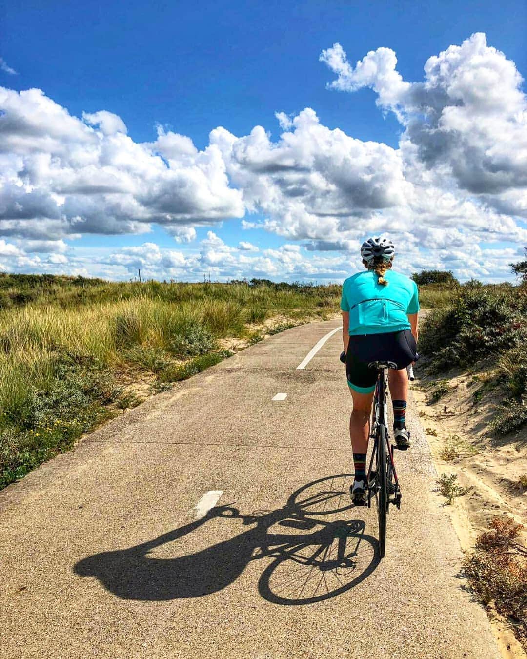 フェムケ・ヘームスケルクのインスタグラム：「🎶Oh Oh Den Haag, mooiuh stad achtur de duinuh 🎶 . . #FunRide #DenHaag #CruyffCycleCommunity 📸 : @karendejuf」