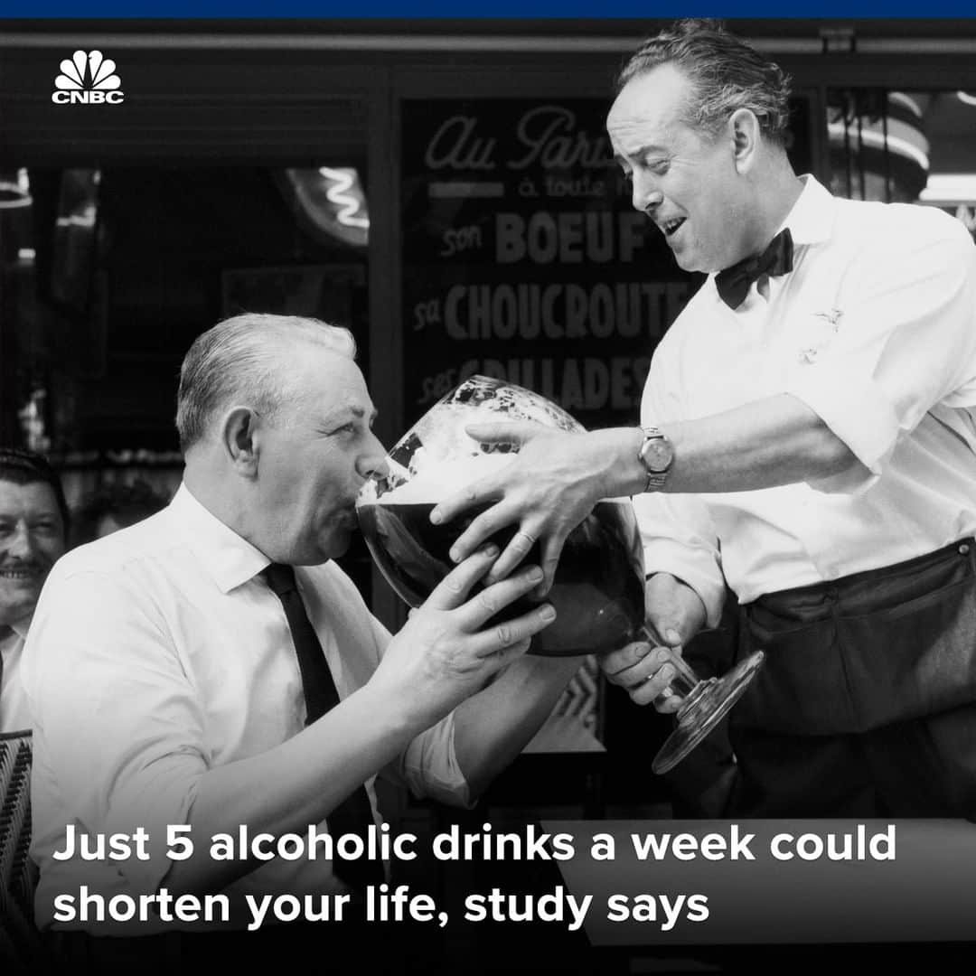 CNBCさんのインスタグラム写真 - (CNBCInstagram)「You might want to put that pint of beer down. 😬🍺⁠ ⁠ According to researchers, drinking just five alcoholic drinks a week could lead to an early death.⁠ ⁠ A study found that people who drank more were more likely to suffer a stroke, heart failure and fatal aneurysms.⁠ ⁠ And if you drink even more than five glasses of alcohol per week, you could potentially even cut two years off of your life expectancy.⁠ ⁠ For more details, visit the link in bio.」9月2日 6時00分 - cnbc