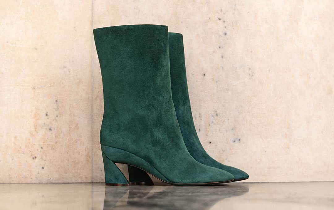 サルヴァトーレ・フェラガモさんのインスタグラム写真 - (サルヴァトーレ・フェラガモInstagram)「A sharp sculptural heel anchors these striking emerald boots designed to inspire green envy #FerragamoAW19」9月2日 6時00分 - ferragamo